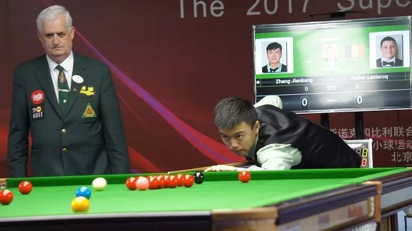 的球场上比 的球场上比